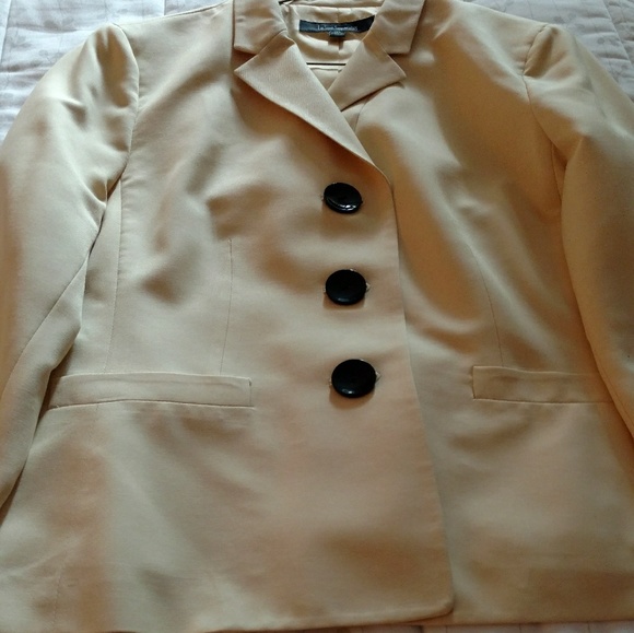 Blazer - Picture 4 of 5